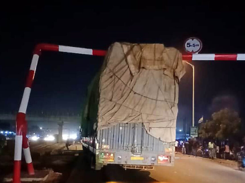 portique controle détruit camion