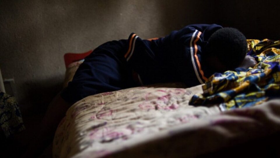 Côte d'Ivoire : 5 jeunes violent une fillette de 13 ans et filment l'acte