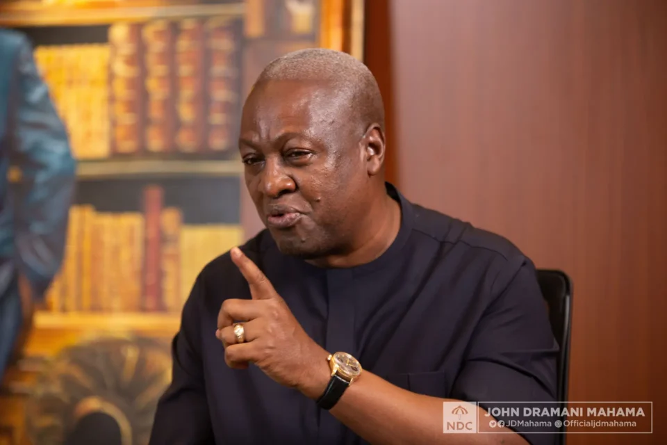 Mahama interdit les voyages non essentiels et les vols en première classe pour les personnes nommées
