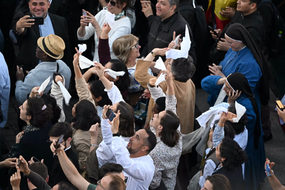 FUMÉE BLANCHE AU VATICAN ! Le nouveau Pape est connu