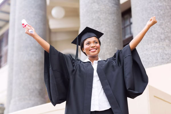 Togo : 40 bourses offertes aux étudiants en Master et Doctorat