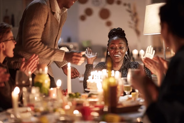 Le mari découvre l’infidélité de sa femme, organise une fête et la dénonce publiquement devant les invités