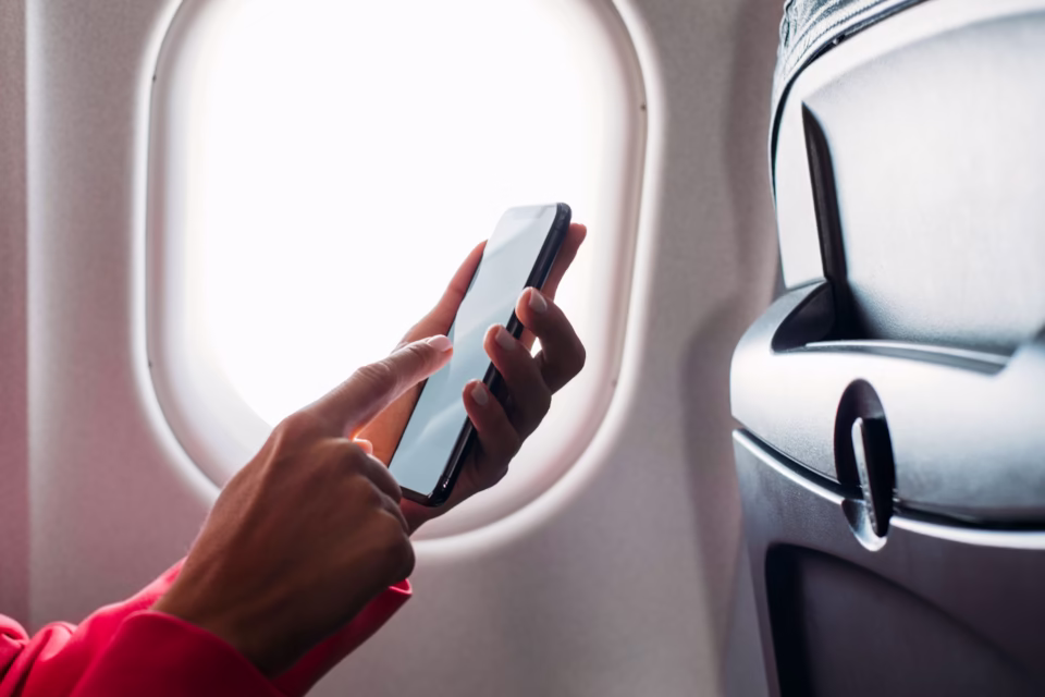 Un pilote explique ce qui se passe réellement si vous ne mettez pas votre téléphone en mode avion pendant le vol