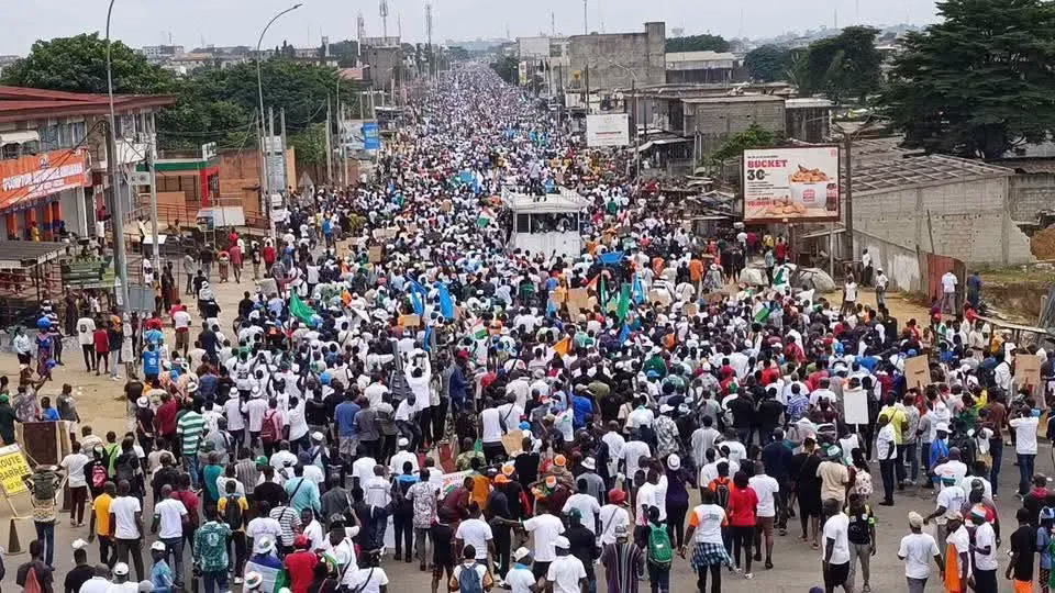 Marche massive à Abidjan contre la candidature de Ouattara