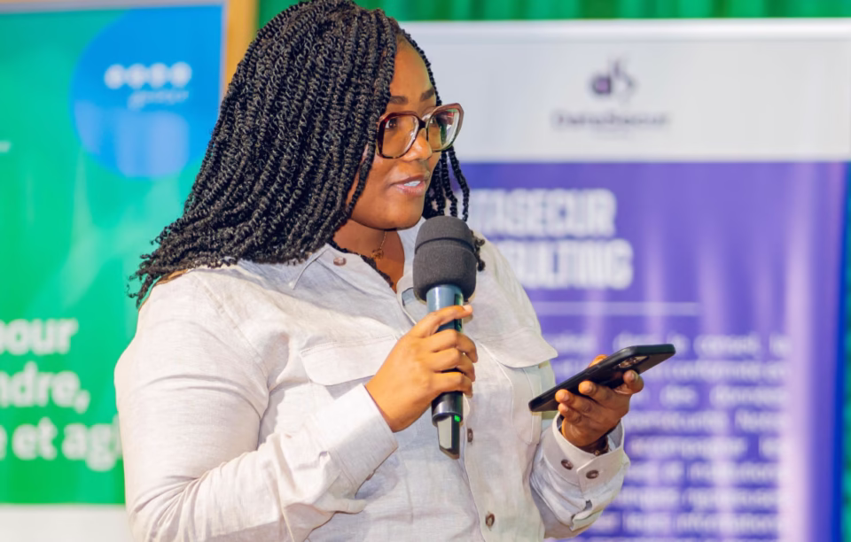 Du terrain à la scène : Edwige d’Almeida, modératrice passionnée au 1er Forum africain sur les données personnelles