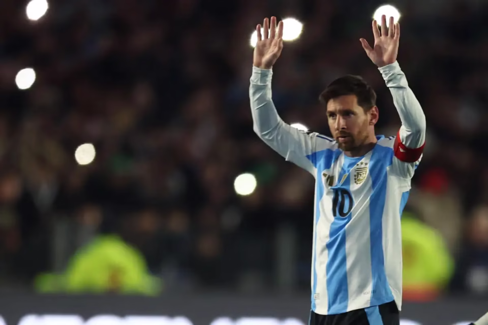 (Lomé Actu) - À 38 ans, Lionel Messi a sans doute disputé son dernier match officiel devant son public en Argentine. Lors d’une soirée chargée en émotions au stade Monumental, l’attaquant a marqué un doublé dans la victoire 3-0 contre le Venezuela, avant de confier qu’il envisage de mettre un terme à sa carrière internationale après la Coupe du monde 2026.