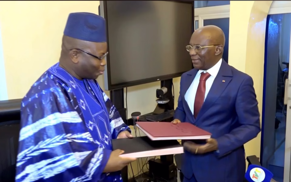 (Lomé Actu) – Changement à la tête du Secrétariat Général du gouvernement. Par décret présidentiel, Stanislas Bamouni Baba a été nommé Ministre, Secrétaire Général du gouvernement, en remplacement de Christian Eninam Trimua. La cérémonie de passation de service s’est déroulée le jeudi 4 septembre 2025 à Lomé, en présence du personnel de l’institution et de son prédécesseur.