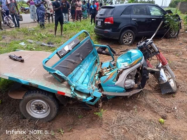 Nouvel accident à Lomé : un choc terrible entre une moto et un tricycle , triste bilan